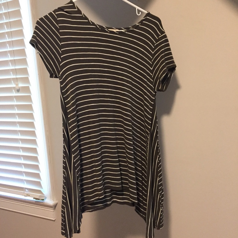 Super cute and flattering dress! #petite #stripes